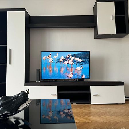 Airy & Beautiful Downtown Apartment Бухарест Экстерьер фото