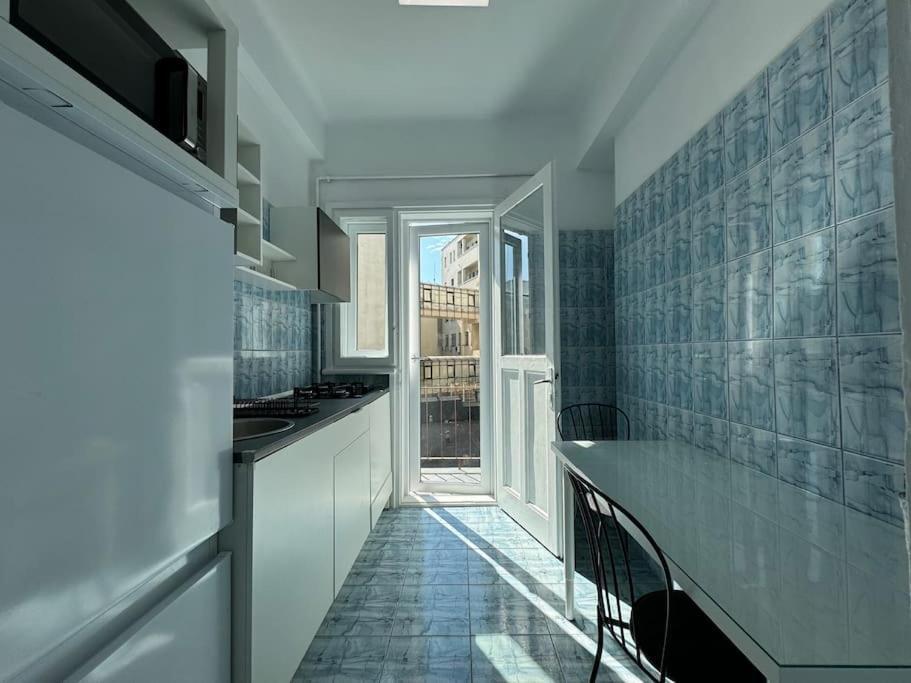 Airy & Beautiful Downtown Apartment Бухарест Экстерьер фото